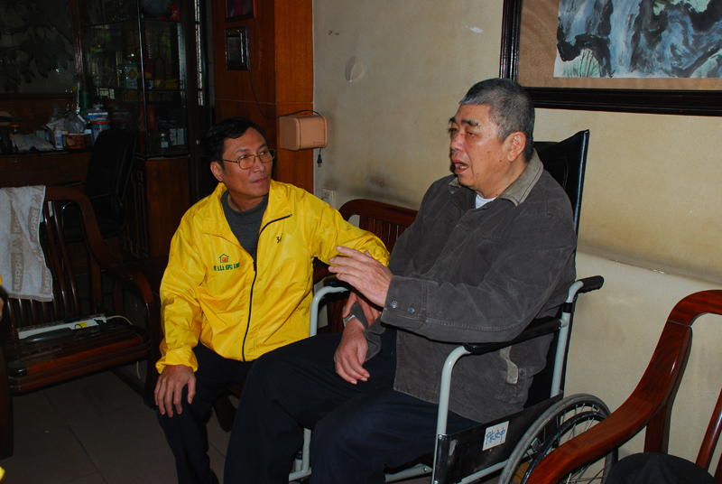 集團公司領(lǐng)導(dǎo)慰問困難退休老職工