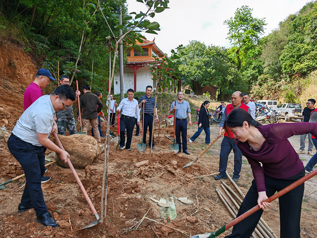 1752043845909176.jpg “綠美廣東”加益鎮(zhèn)植樹活動_副本.jpg